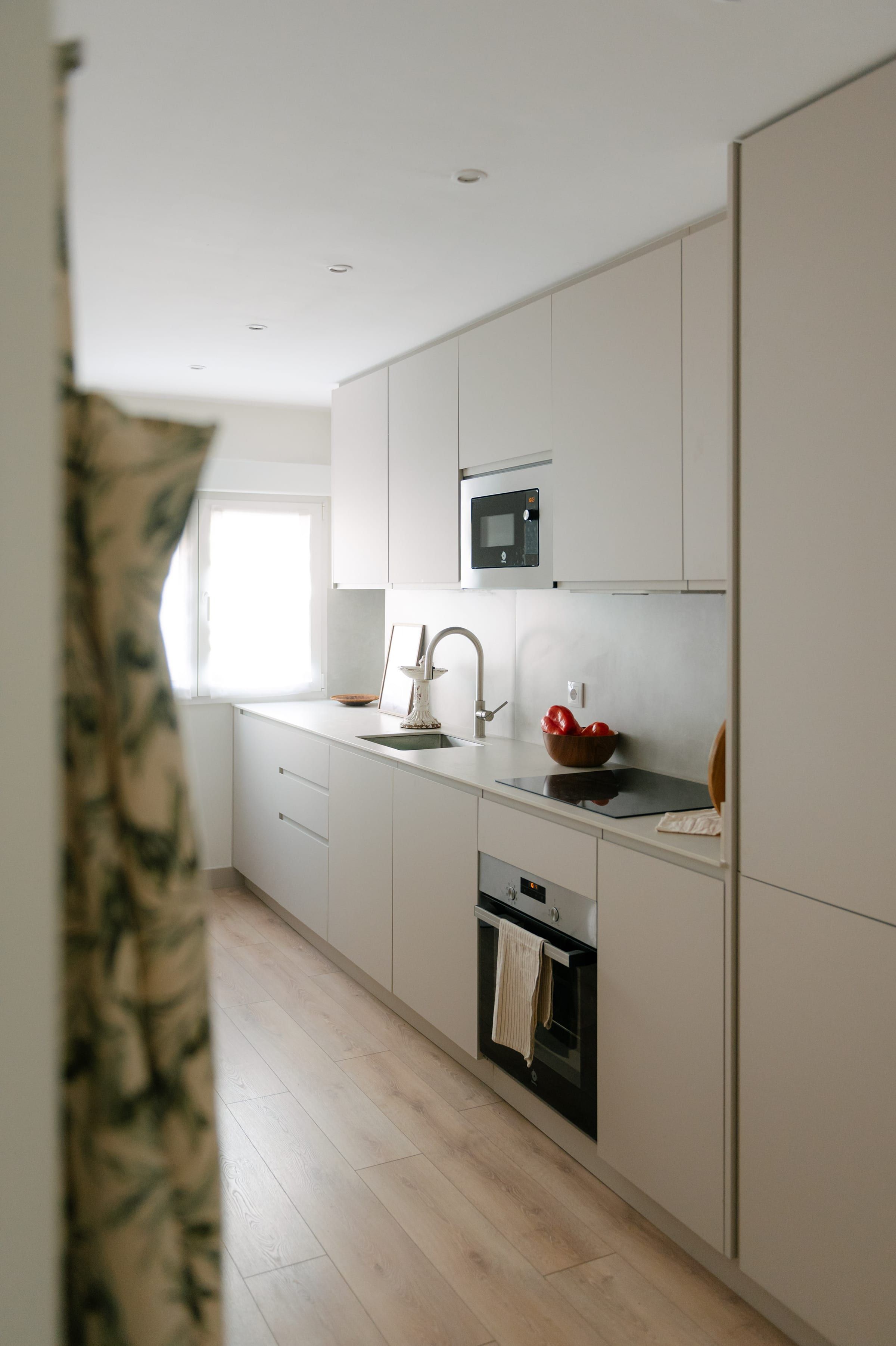 Salón con mesa de comedor circular — Proyecto A15